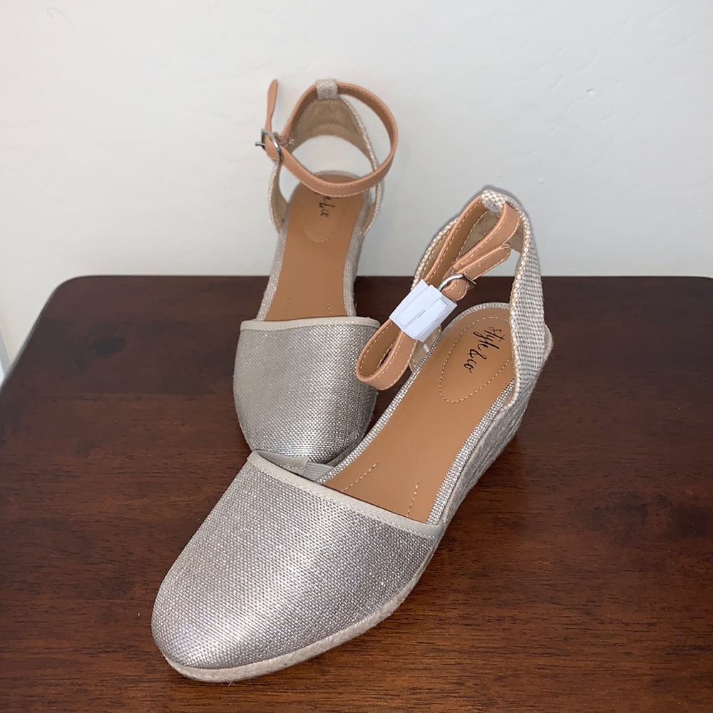 STYLE & CO BRAND NEW & CUTE SIZE 8.5 SANDALS